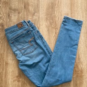 AMERICAN EAGLE OUTFITTERS "Super Stretch" Light Wash Blue Jeans in size 12